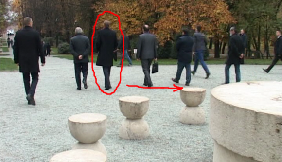 Iohannis megmagyarázta, miért ült rá a szoborra