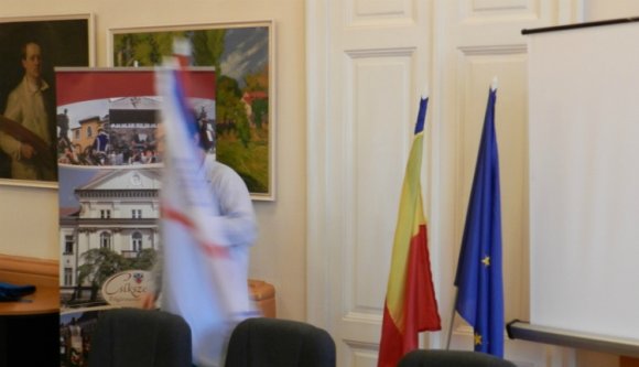 Gyászlobogó került a székely zászló helyére Csíkszeredában