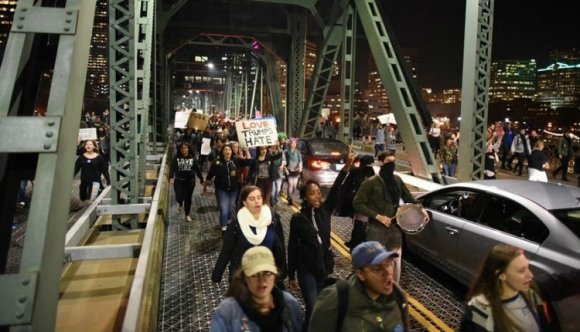 Folytatódtak az erőszakos Trump-ellenes tüntetések (VIDEÓ)