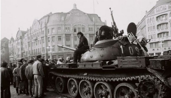 Vége a biznisznek a forradalmár-igazolványokkal: országszerte házkutatásokat tartottak