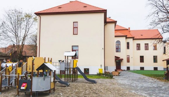 A magyar kormány támogatásával újult meg a katolikus óvoda Szatmáron