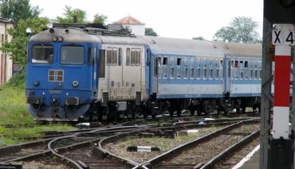 Fenyő esett a sínekre Tusnád és Tusnádfürdő között