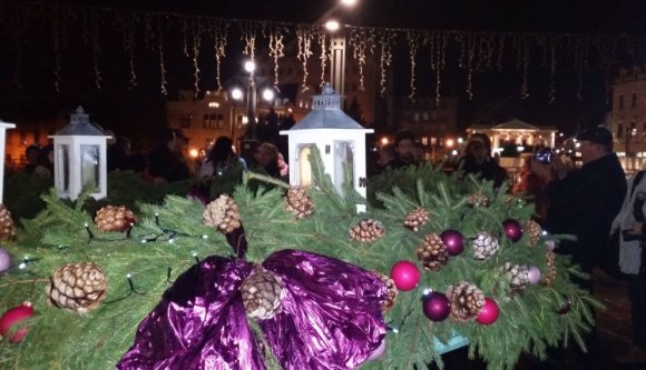 Meggyújtották az első gyertyát Nagyvárad adventi koszorúján