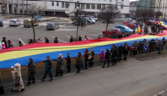 Óriászászlóval ünnepelnek a románok Sepsiszentgyörgyön
