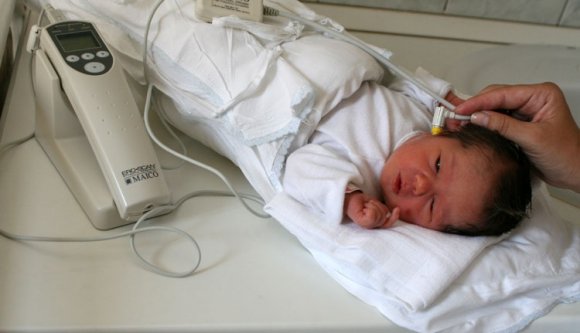 2017-től mindegyik újszülött hallását megvizsgálják