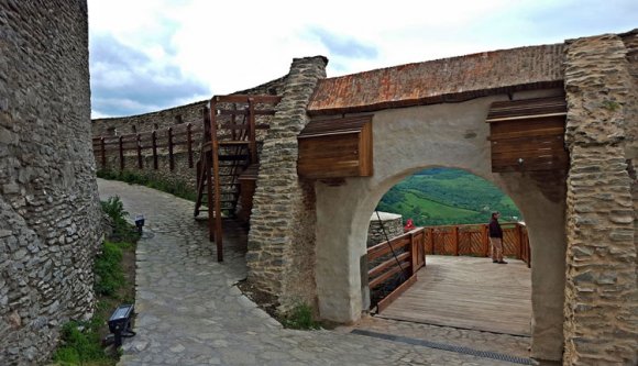 Vandálok rongáltak Déva várában