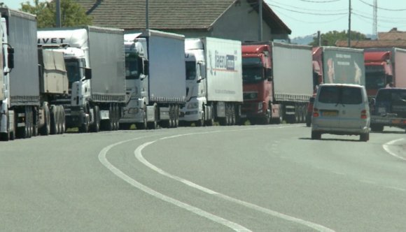 Óriási kamionsorok a magyar-román határon