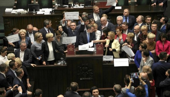 A szabad sajtóért tüntettek egész éjjel Varsóban