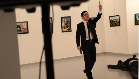 Lelőtték az orosz nagykövetet Ankarában