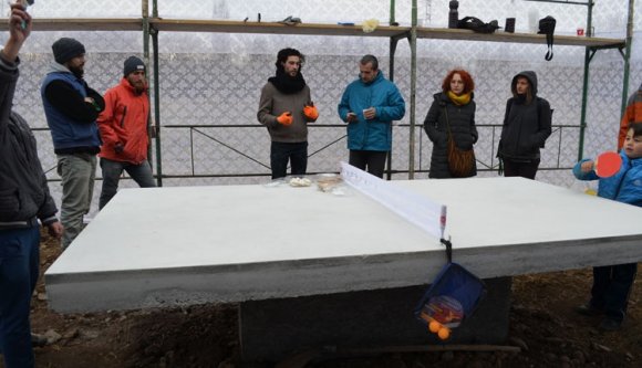 Pusztába kiállított asztal