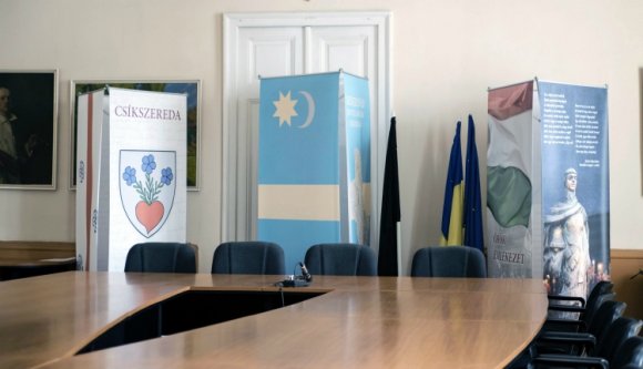 Rollupként tért vissza a székely zászló a csíkszeredai tanácsterembe