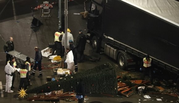 Őrizetbe vették a berlini merénylő feltételezett segítőjét Németországban