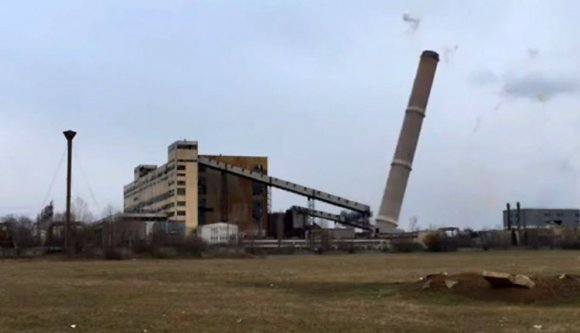 Lerobbantották a váradi hőerőmű kéményét (VIDEÓ)