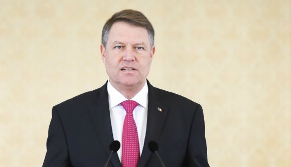 Iohannisnak is jó, ha a kormány 4-én teszi le az esküt