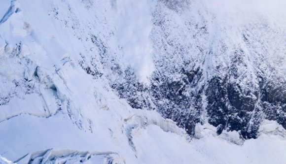 Lavina temetett be egy gépkocsit Nagybánya közelében