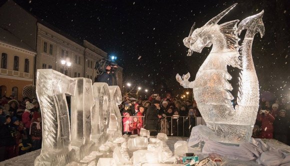 Diákok verték szét a sepsiszentgyörgyi jégszobrot (FOTÓK)