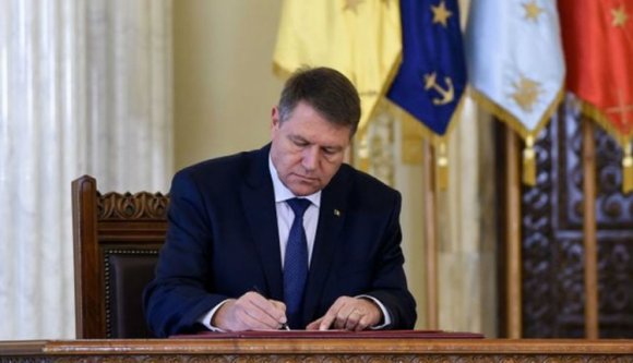 Aláírta Iohannis a nyugdíjakra kivetett járulékokat csökkentő törvényt