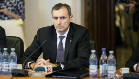 A szökésben lévő Ghiță sikeresen bemártotta a SRI-vezért: felfüggesztették