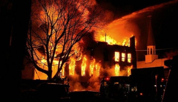 Közel négyezer hegedű égett el