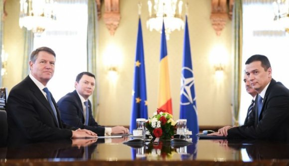 Klaus Iohannis váratlanul beugrott a kormány ülésére elnökölni