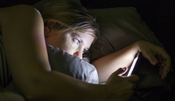 Te felkelsz éjjel, hogy megnézd a Facebookot?