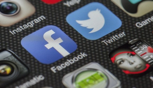 Mintegy 70 kamuprofilja volt a Facebookon a pedofil katonának