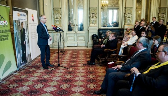 Idén is végigrobog Erdélyen a Csíksomlyóra tartó zarándokvonat