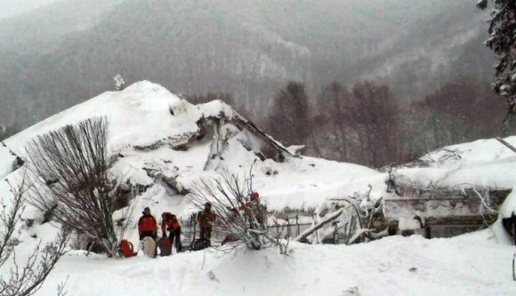 Kimentették a román nőt és egyik gyerekét a hó fogsága alól