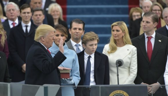 Beiktatták Donald Trumpot, a 45. amerikai elnököt