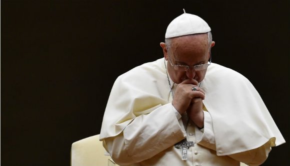 A pápa imádkozik a busztragédia érintettjeiért