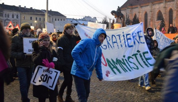 Alkotmányellenes sürgősségi rendelettel közkegyelmet hirdetni