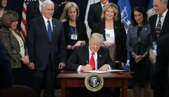 Aláírta Trump a mexikói határon építendő falról szóló rendeletet