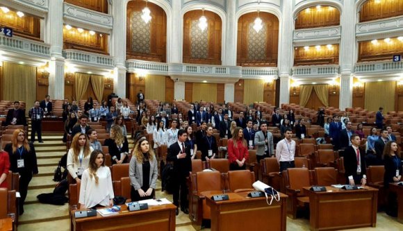 Megtanítják viselkedni a honatyákat