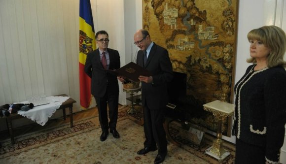 Beperelte Băsescu Igor Dodont a moldovai állampolgársága megvonása miatt