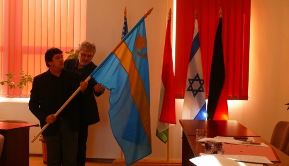 Elfogadta a Kovászna megyei önkormányzat az ajándékba kapott székely zászlót