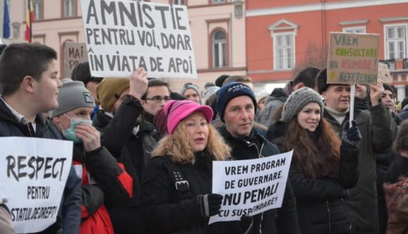 Harminc városban vonultak utcára a közkegyelem miatt