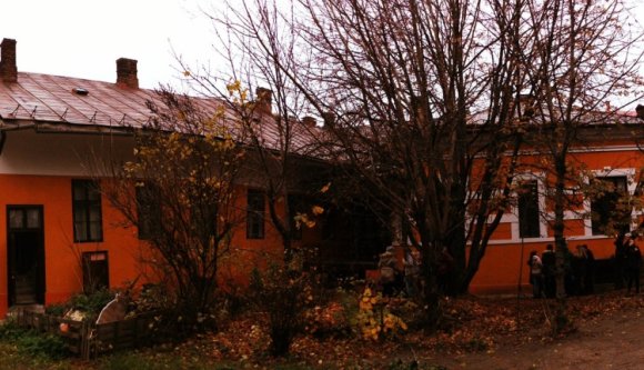 Ebben a házban gyilkosság történt, most örökbe fogadták (VIDEÓ)