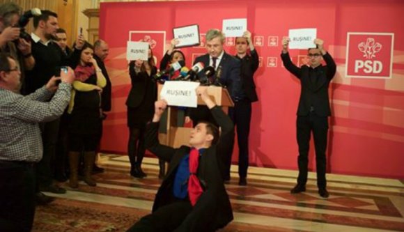 A parlament üléstermében is zengtek ma a kormányellenes jelszavak