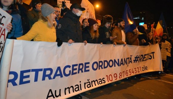 Nem enyhül a népharag: tízezrek az utcán ma is (PERCRŐL PERCRE)