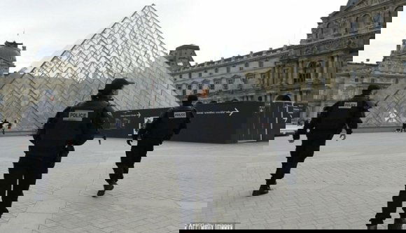 Bozótvágó késsel támadt egy iszlamista a Louvre látogatóira