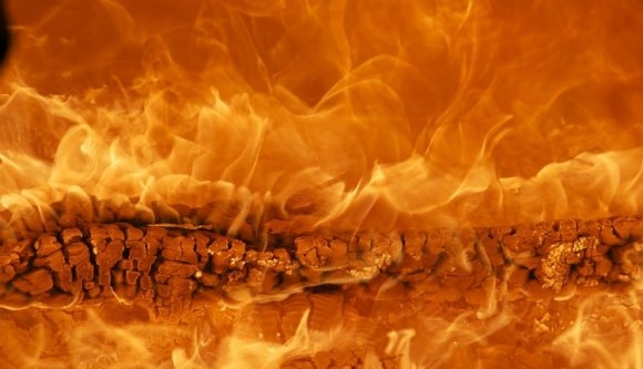 Benzint öntöttek a tűzre véletlenül, súlyosan megégtek