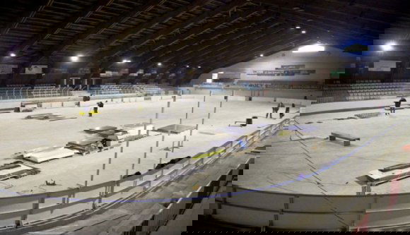 Kigyulladt a gyergyószentmiklósi jégcsarnok teteje