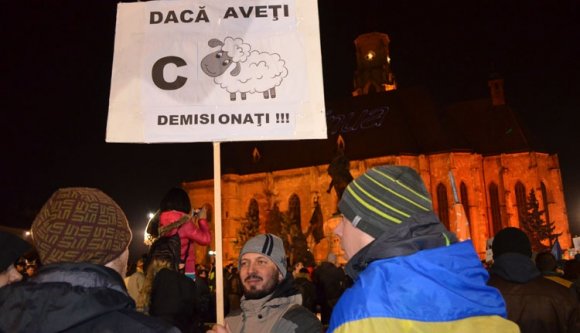 Országszerte tüntetnek a kormány ellen