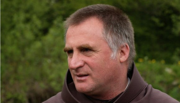 Emberi méltóságért díjjal tüntették ki Böjte atyát