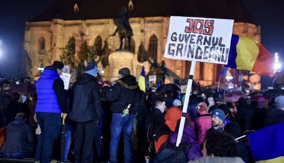 Az eső ellenére folytatódnak a tüntetések