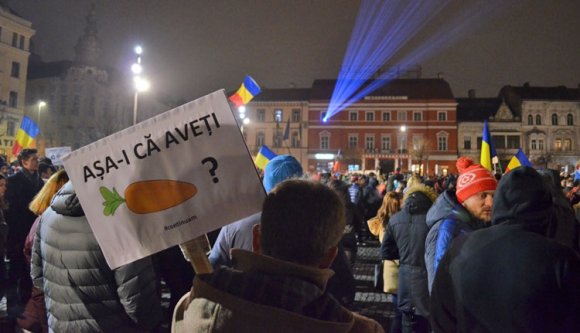 Ezrek az utcán – csak a levegő hűlt le, a kedélyek nem