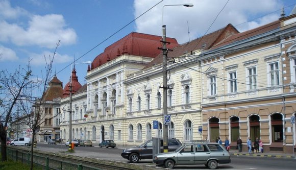 Pénzt, parfümöt, ékszert fogadott el az átmenő jegyért