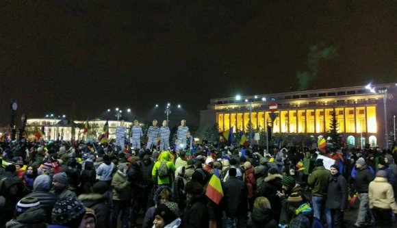 Nem nyugszik az ország: tízezrek vonultak ma is az utcára