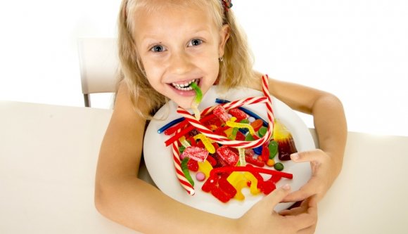 Nem szabad gyerekekkel ételt reklámozni