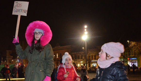 Bepanaszolják azokat a szülőket, akik gyerekeikkel tüntetnek